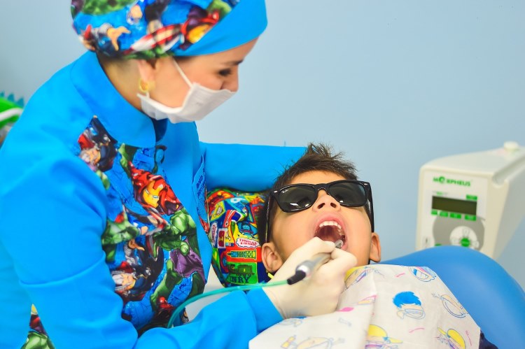 jaki powinien być dziecięcy stomatolog