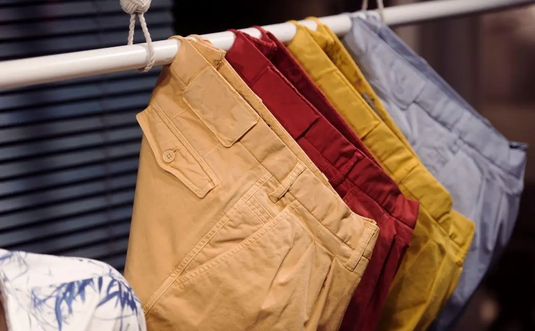 Modne spodnie męskie na wiosnę - te spodnie musisz mieć w swojej szafie