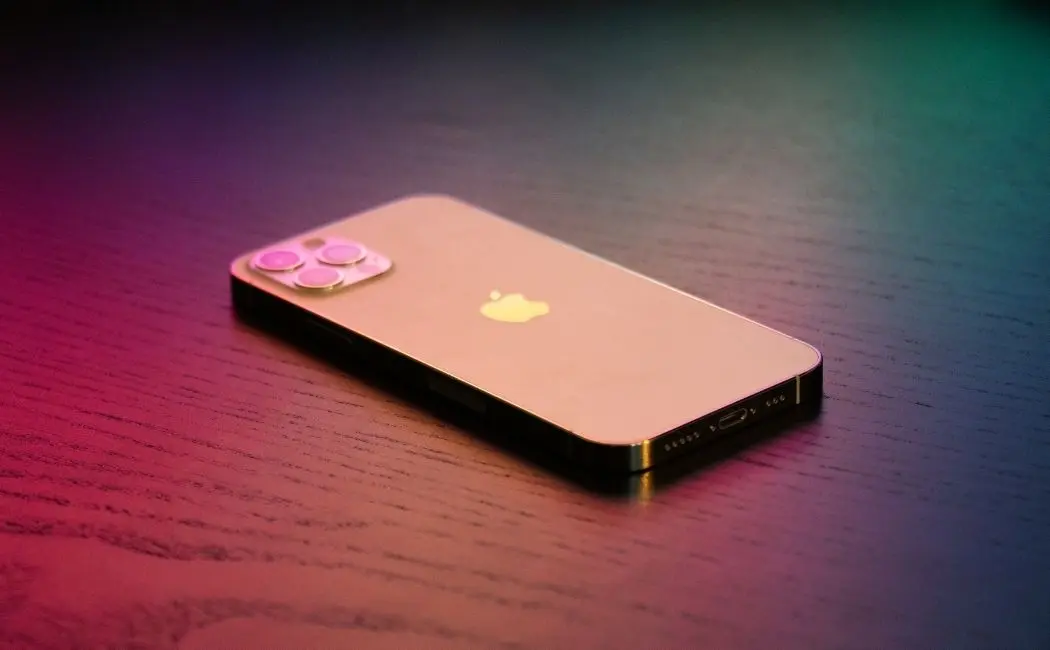 iPhone 11: świetny telefon, który zdecydowanie warto zabezpieczyć szkłem hartowanym. Zobacz dlaczego!