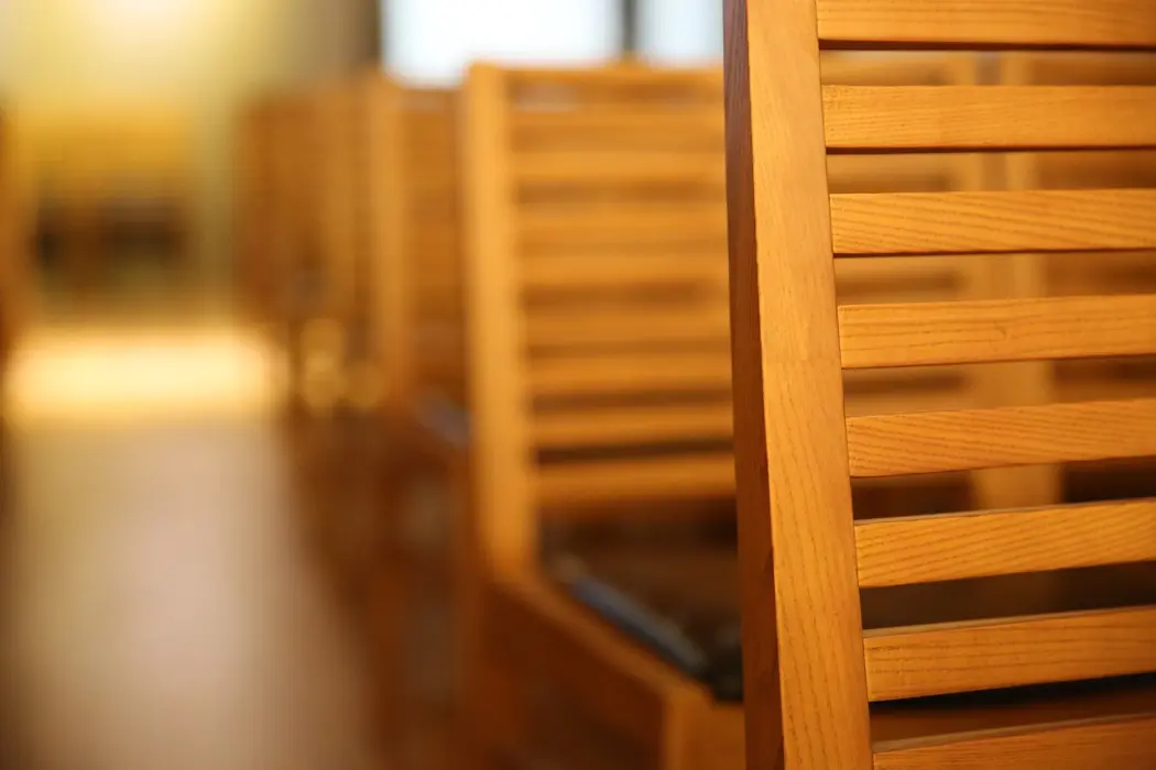 Krzesła ISO Wood — wygoda i ergonomia w zasięgu ręki