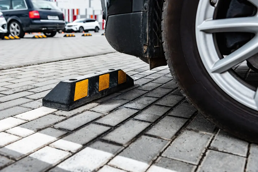 Bezpieczne parkowanie dzięki ogranicznikom skrajni i separatorom drogowym