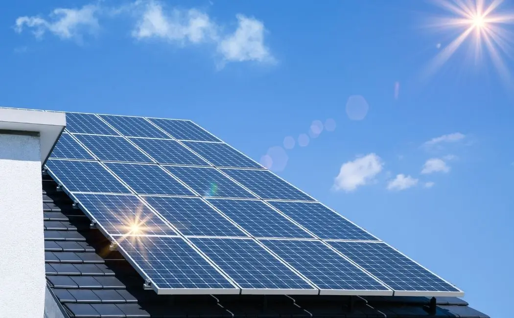 Jak instalacja mikroinwerterów na dachu może zaoszczędzić pieniądze?