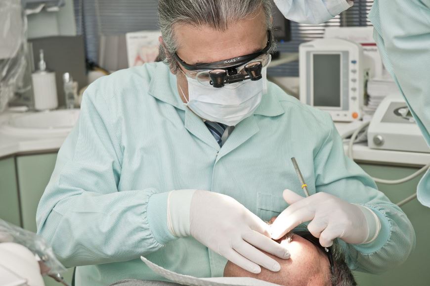 Leczenie zębów pod narkozą - na czym to polega