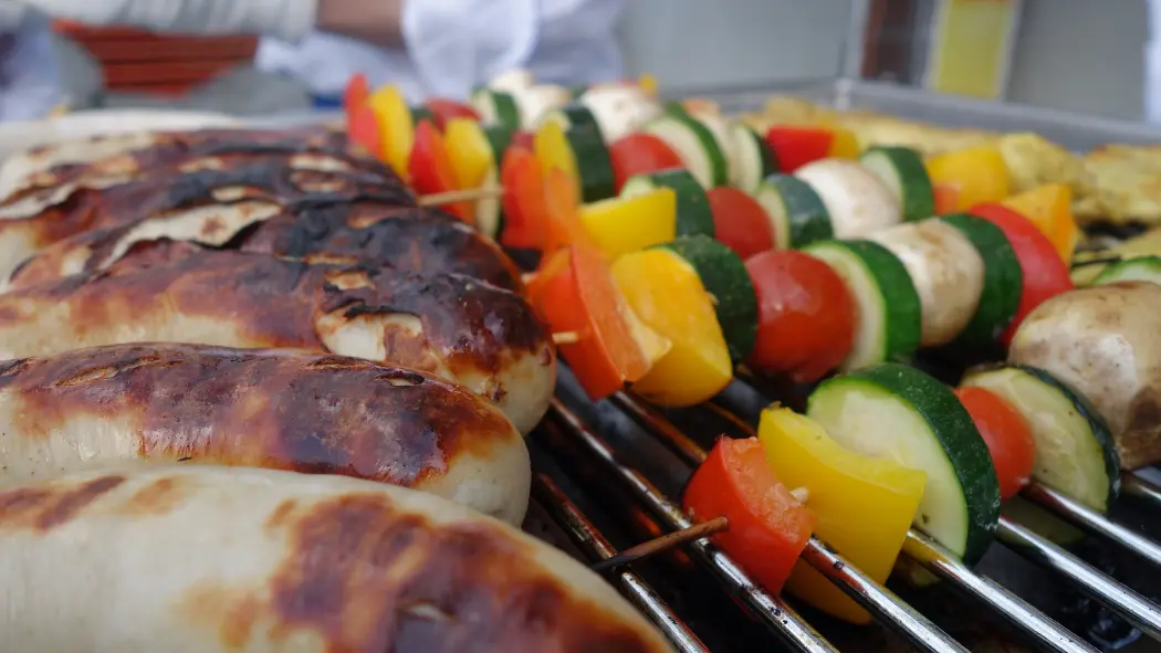 Menu, zastawa stołowa i nie tylko - co decyduje o atrakcyjności imprezy przy grillu?