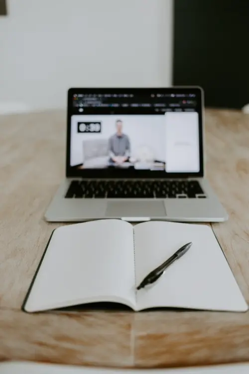 Szkolenia BHP e-learning. Czy można przeprowadzać je online?