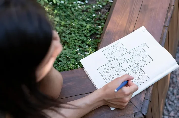 Trening umysłu w prosty sposób – popularne formy rozrywki online