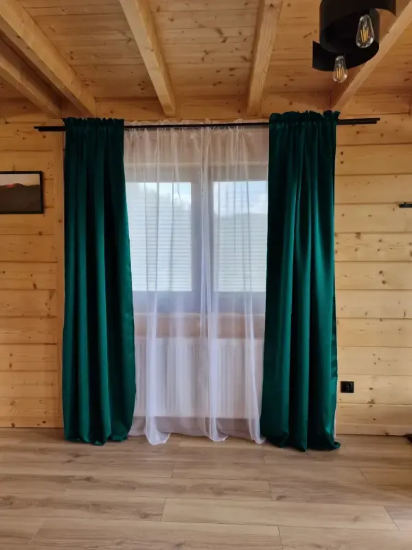 Firany czy rolety do sypialni? Porównujemy rozwiązania