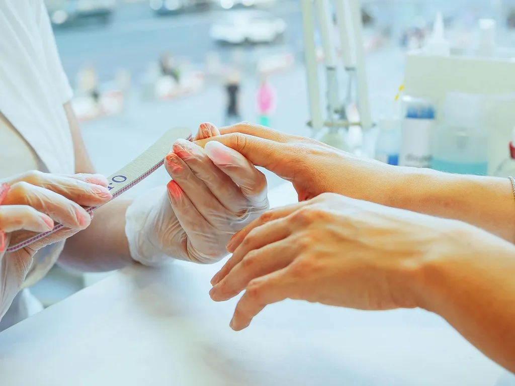 Jak przedłużyć trwałość manicure hybrydowego?