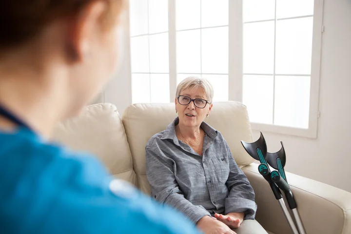 carework opiekunka rozmawia z seniorka