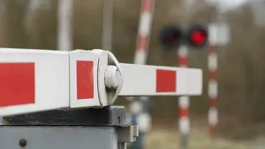 Wjechał na przejazd po przejeździe pociągu. 2000 zł mandatu