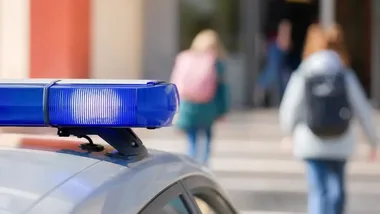 Poranne kontrole pod szkołą w Świbiu. Policjanci sprawdzali kierowców i hulajnogi