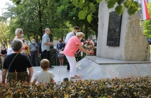 Składanie kwiatów na Pl. Piłsudskiego w Pyskowicach pod Pomnikiem Patriotycznym (foto. SPAK Pyskow