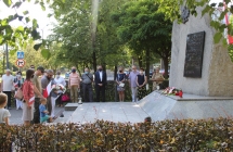 Składanie kwiatów na Pl. Piłsudskiego w Pyskowicach pod Pomnikiem Patriotycznym (foto. SPAK Pyskow