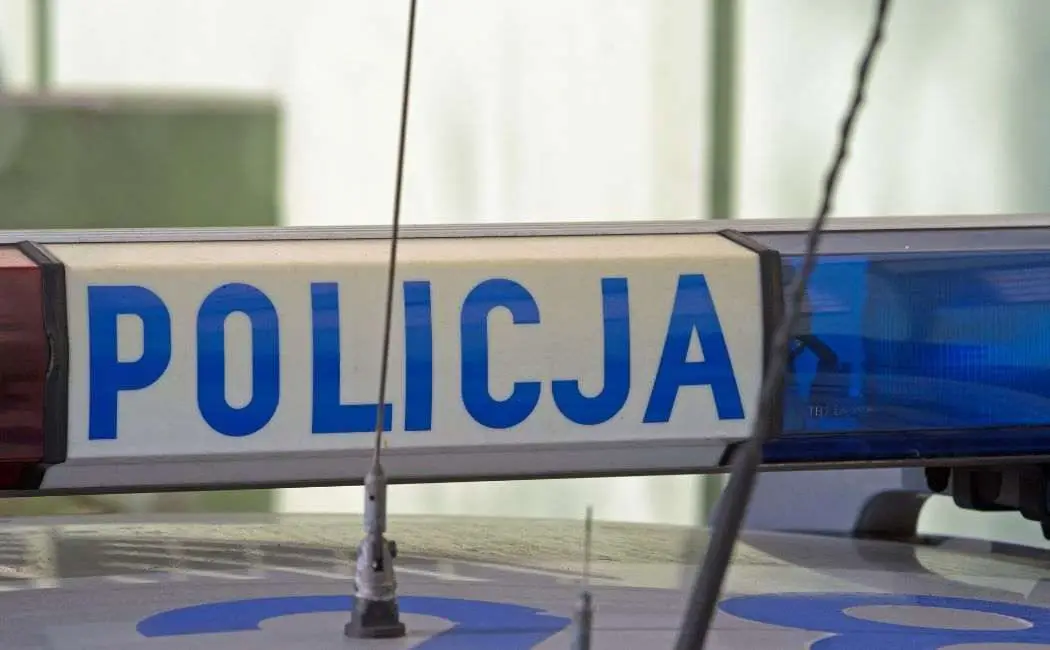 Policjanci z Gliwic uratowali kierowcę po dachowaniu samochodu