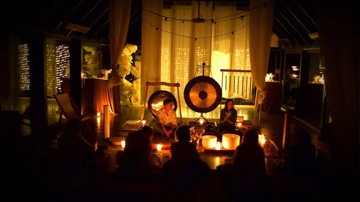 Grafika promocyjna wydarzenia Kąpiel w Dźwiękach w Studio Jogi Izabeli Raczkowskiej (Gliwice)