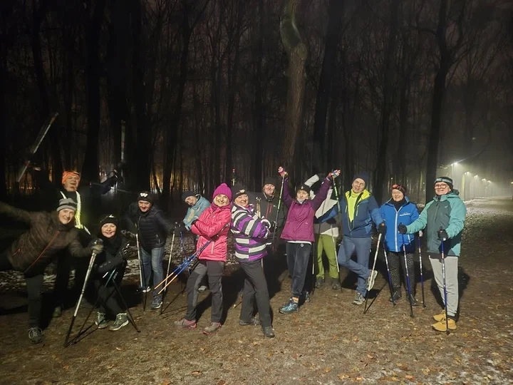 Grafika promocyjna wydarzenia Nordic walking Gliwice — cotygodniowe zajęcia kijkowe