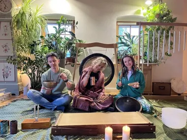 Grafika promocyjna wydarzenia Kąpiel w Dźwiękach w Gliwicach – relaksujący seans w Studio Jogi Izabeli Raczkowskiej