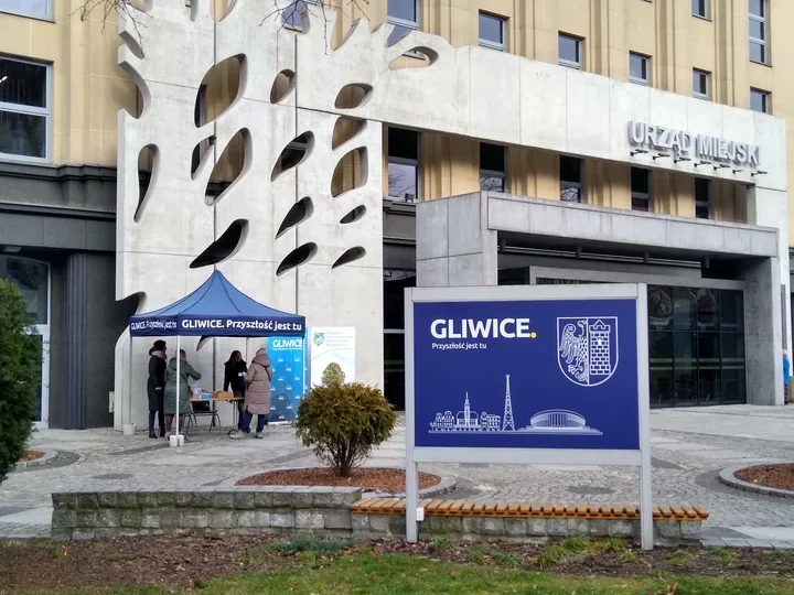 Antydepresyjny punkt przed urzędem przypomina o wsparciu dla osób z depresją