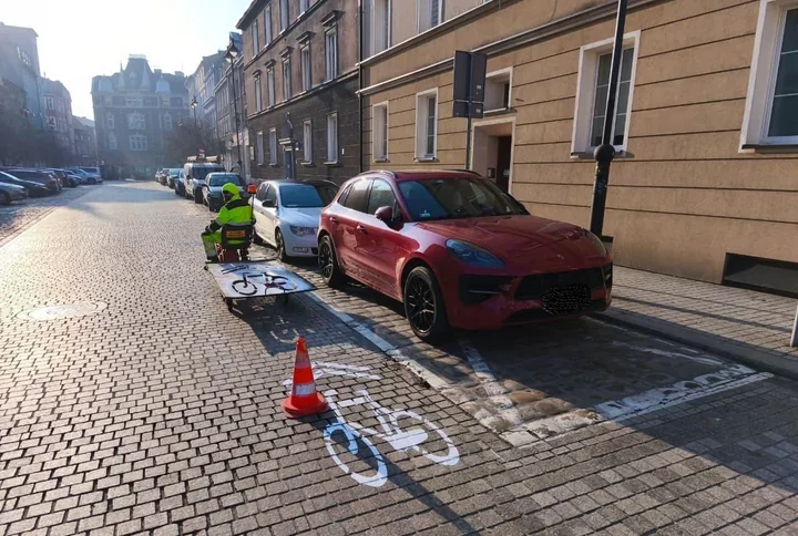 Na Starówce malują oznaczenia przypominające o kontraruchu rowerowym