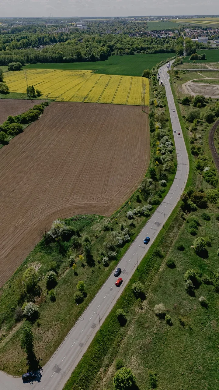Nowy ciąg rowerowo-pieszy przy ul. Edisona nabiera kształtu – drugi etap ruszył