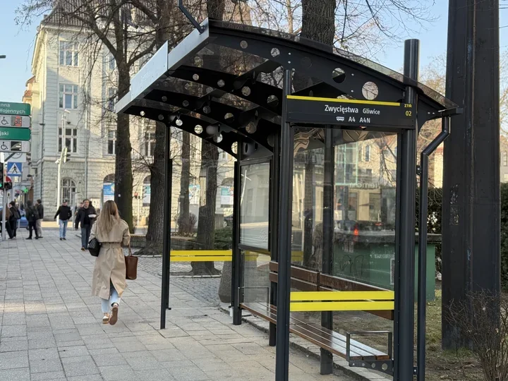 Nowa wiata przy Urzędzie Miejskim – przystanki w mieście wymieniane etapami