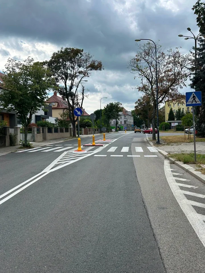 Nowe azyle dla pieszych w Gliwicach. Przy szkole pojawiły się progi