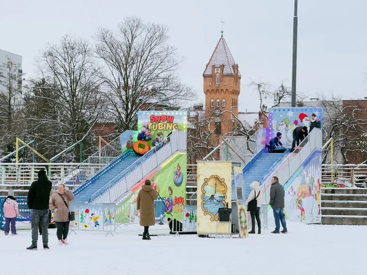 Ostatnia szansa na zimową ślizgawkę na Placu Krakowskim – pontony czekają