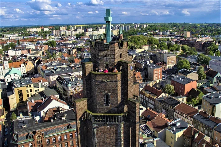 200 schodów, 60 metrów i panorama, która sięga aż po Beskidy
