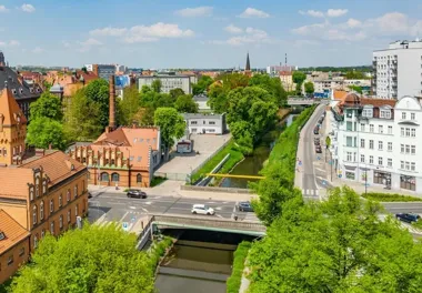 Trzy pasy do pokonania. Na moście nad Kłodnicą powstaje azyl