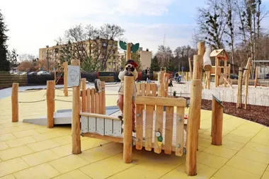 Wiosenna odsłona placu zabaw w Łabędach – nowe urządzenia przy Planetarnej i Piaskowej