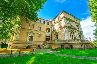 Grafika promocyjna wydarzenia Debata antykomunistycznych opozycjonistów, świadków historii – Andrzeja Jarczewskiego, Janusza Steinhoffa i Marka Kempskiego