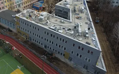 Rozbudowa przy ul. Ligonia – trzykondygnacyjne skrzydło zmienia szkołę i jej otoczenie