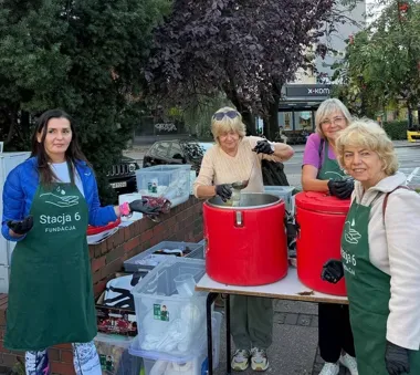 Ciepły posiłek i rozmowa co czwartek. Mobilna pomoc wraca na plac Krakowski