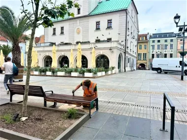 Gliwicki Rynek odzyskuje świeżość. Ławki przechodzą odnowienie