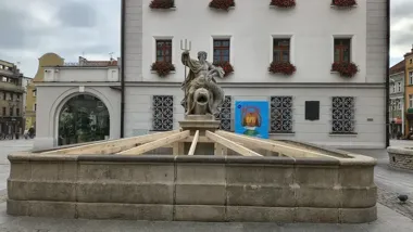Drewniana osłona ochroni zabytkową fontannę Neptuna przed zimą