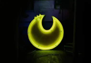 Kura znów rozbłyśnie w Gliwicach. Neon wraca jako symbol lat 70.