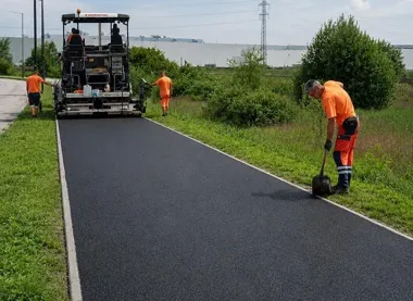 Ostatnia warstwa asfaltu na ul. Edisona. Koniec budowy coraz bliżej