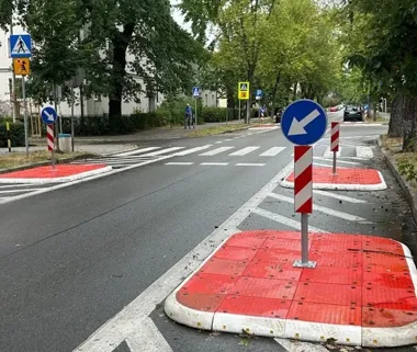 Na Okrzei pojawiły się zabezpieczenia. Chodzi o widoczność pieszych