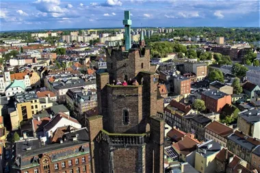 200 schodów, 60 metrów i panorama, która sięga aż po Beskidy