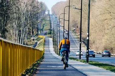 Nowa, bezpieczna trasa rowerowa wzdłuż ul. Toszeckiej łączy Kopernika z Czechowicami