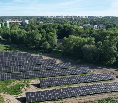88 paneli i magazyn energii przy Daszyńskiego. PWiK ograniczy pobór prądu