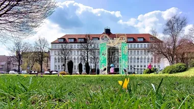 Na Skwerze Doncaster stanął wielkanocny prezent, który po zmroku rozbłyśnie