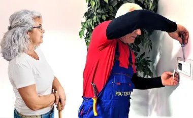 Złota rączka wraca – darmowe drobne naprawy i pomoc cyfrowa dla seniorów