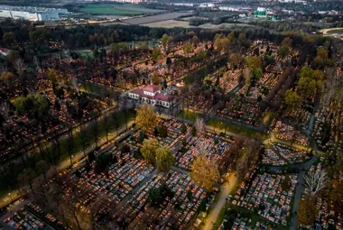 Żółte naklejki na grobach w Gliwicach przypominają o opłatach za miejsce pochówku