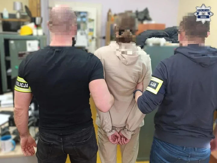 Na gorącym uczynku przy bankomacie - 18-latek z ponad 10 tys. zł w rękach policji