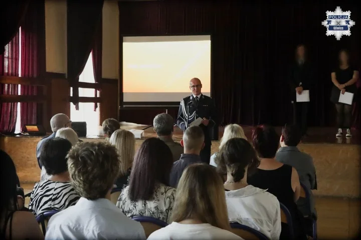 Policjanci pojawili się pod szkołami. W Gliwicach rozpoczął się nowy rok