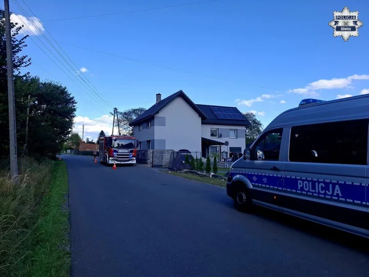 Kierowca Forda wjechał w ogrodzenie. Świadkowie rozpoczęli reanimację