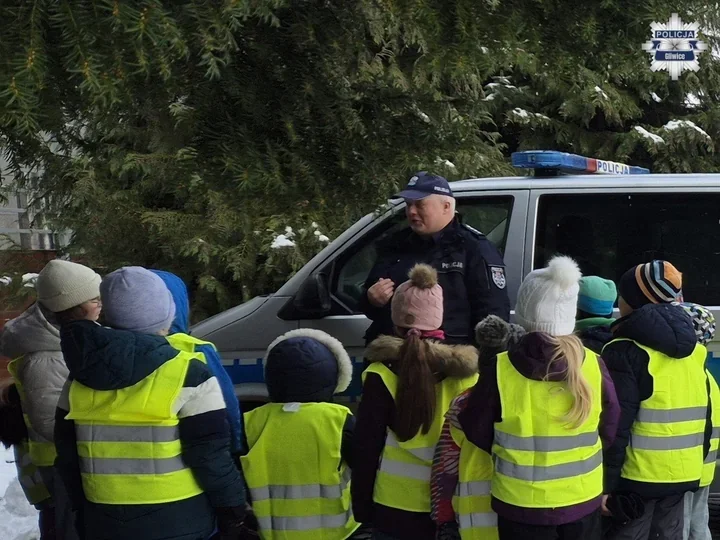 Dzieci w komisariacie - dzielnicowi z Knurowa uczyli zasad bezpiecznych ferii