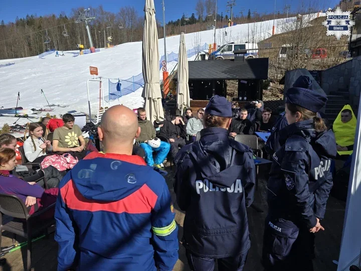 Uczniowie mundurowi z Gliwic przejęli miejsce wypadku na stoku