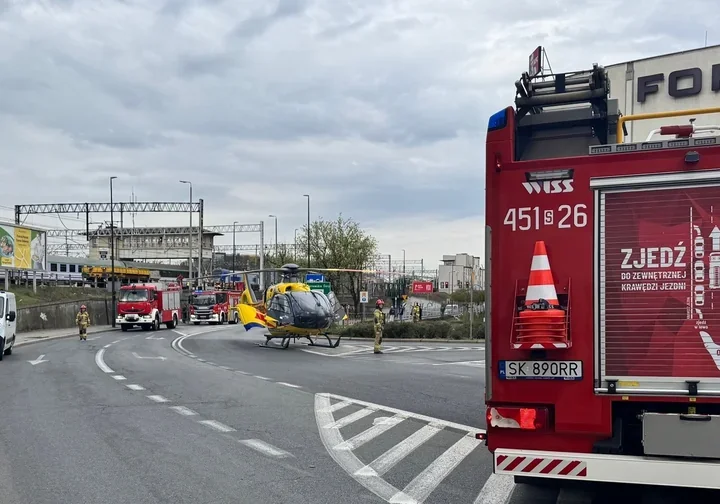 Pociąg pośpieszny uderzył przy Traugutta - 33-latek walczy o życie